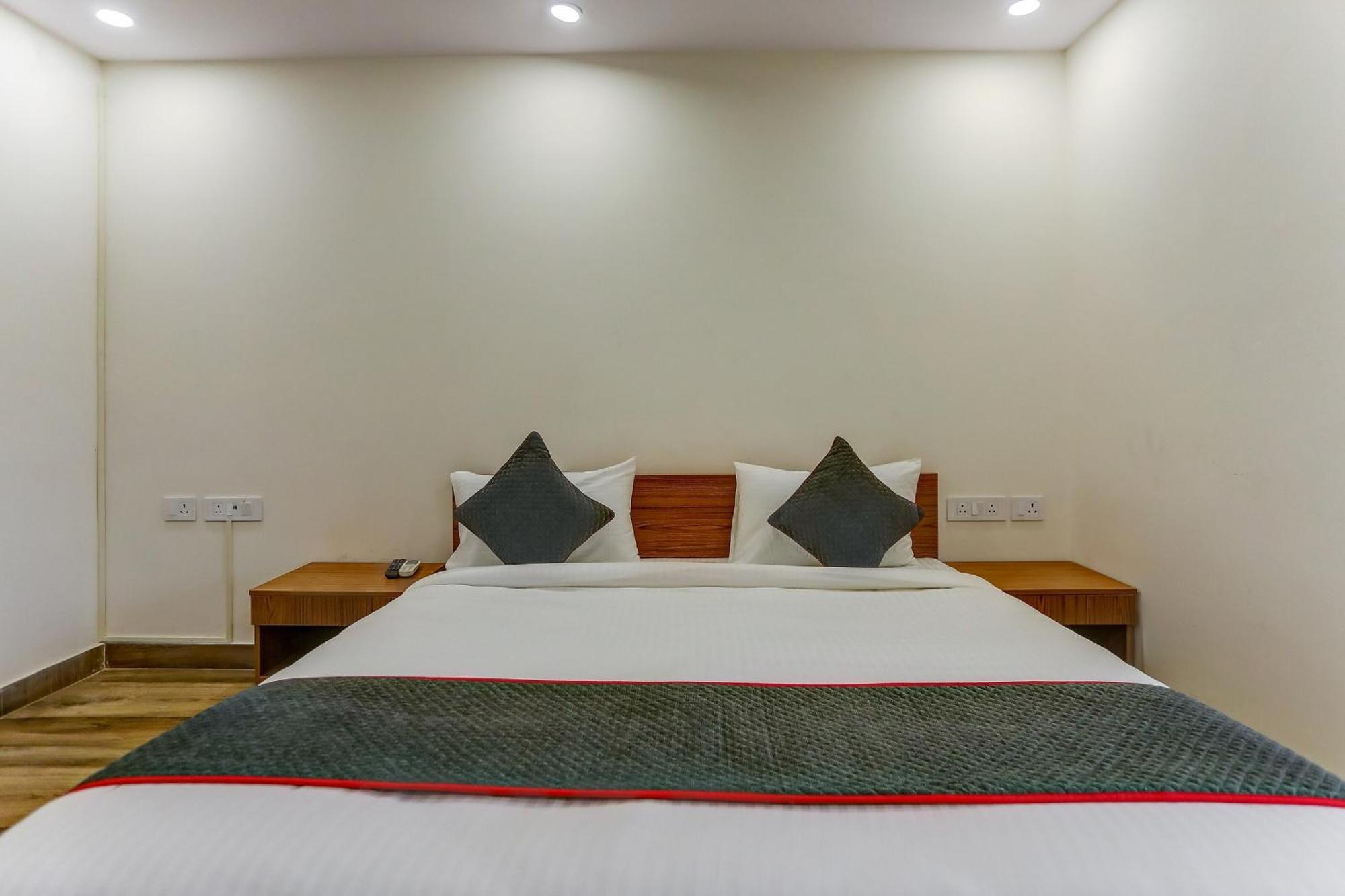 Hotel Collection O The Doors Near Appu Ghar Gurgaon Exterior foto