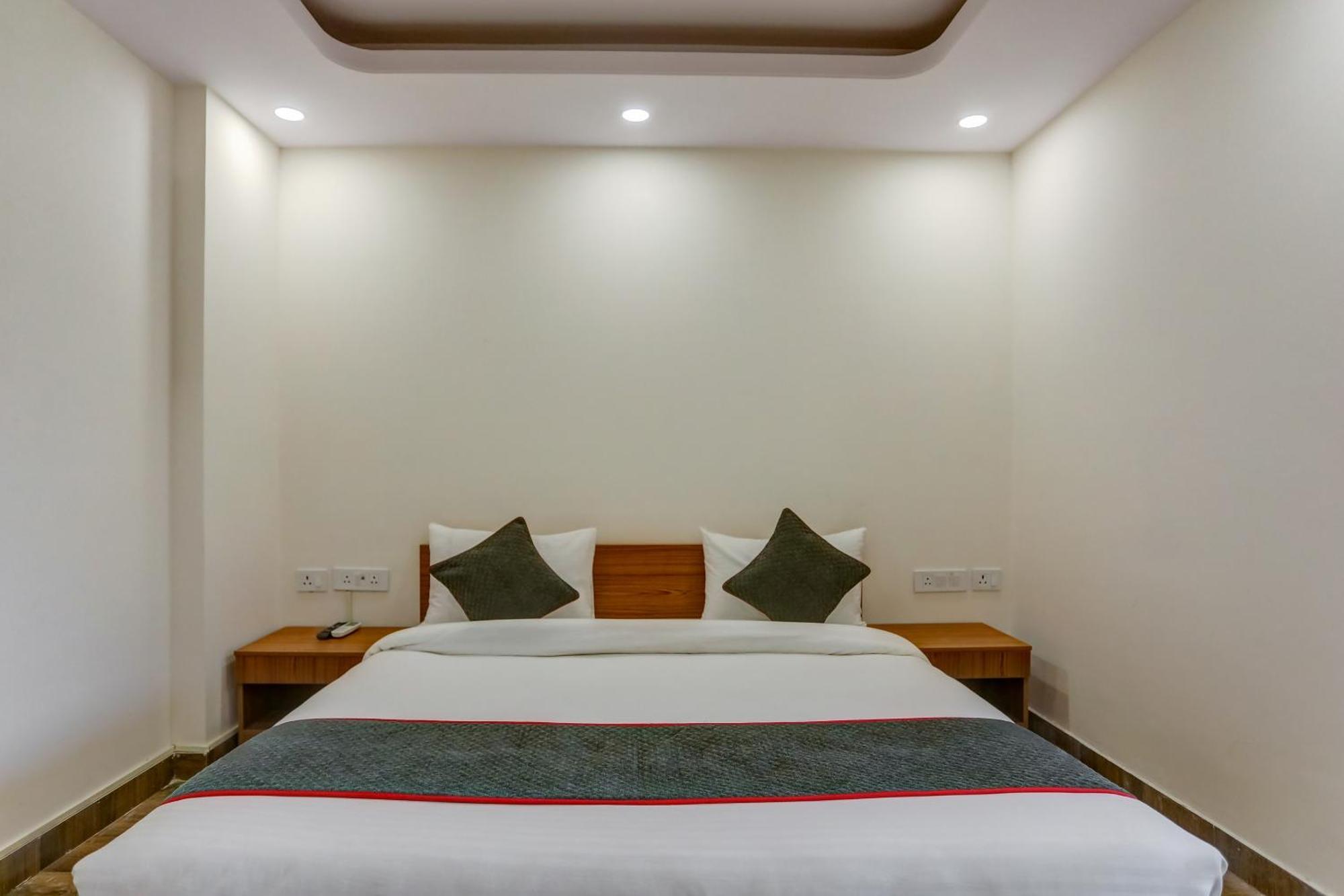 Hotel Collection O The Doors Near Appu Ghar Gurgaon Exterior foto